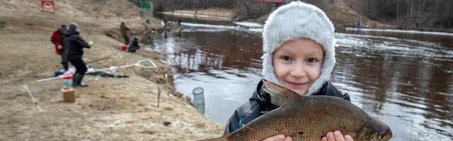 Galerii ⟩ Jääkaane alt vabanenud Reiu jõgi meelitab kohale kalamehi igast Eesti nurgast