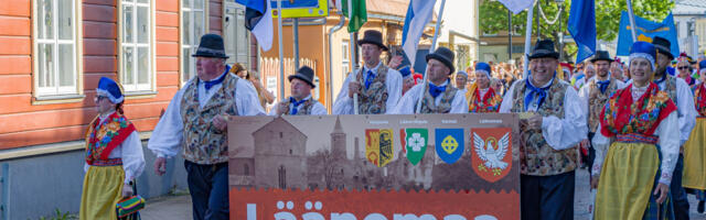 Galerii: peolised marssisid läbi linna peole