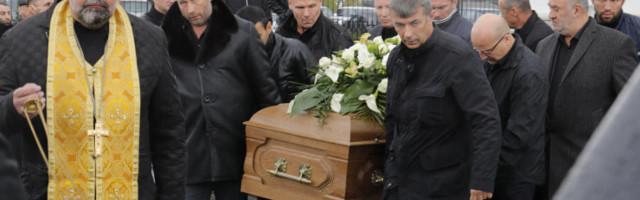 FOTO | Peep Talvingu ründaja tabamise taustal: Tarankovi matusel kirstu kandnud meestest enamik istub vanglas